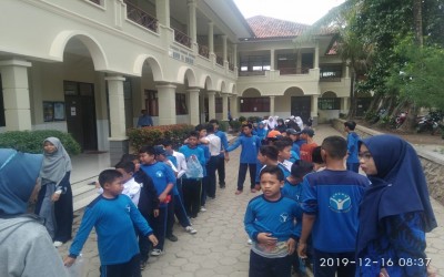 Kegiatan Bakti Alam Cinta Kebersihan SMP IT Al-Ghifari Kota Serang