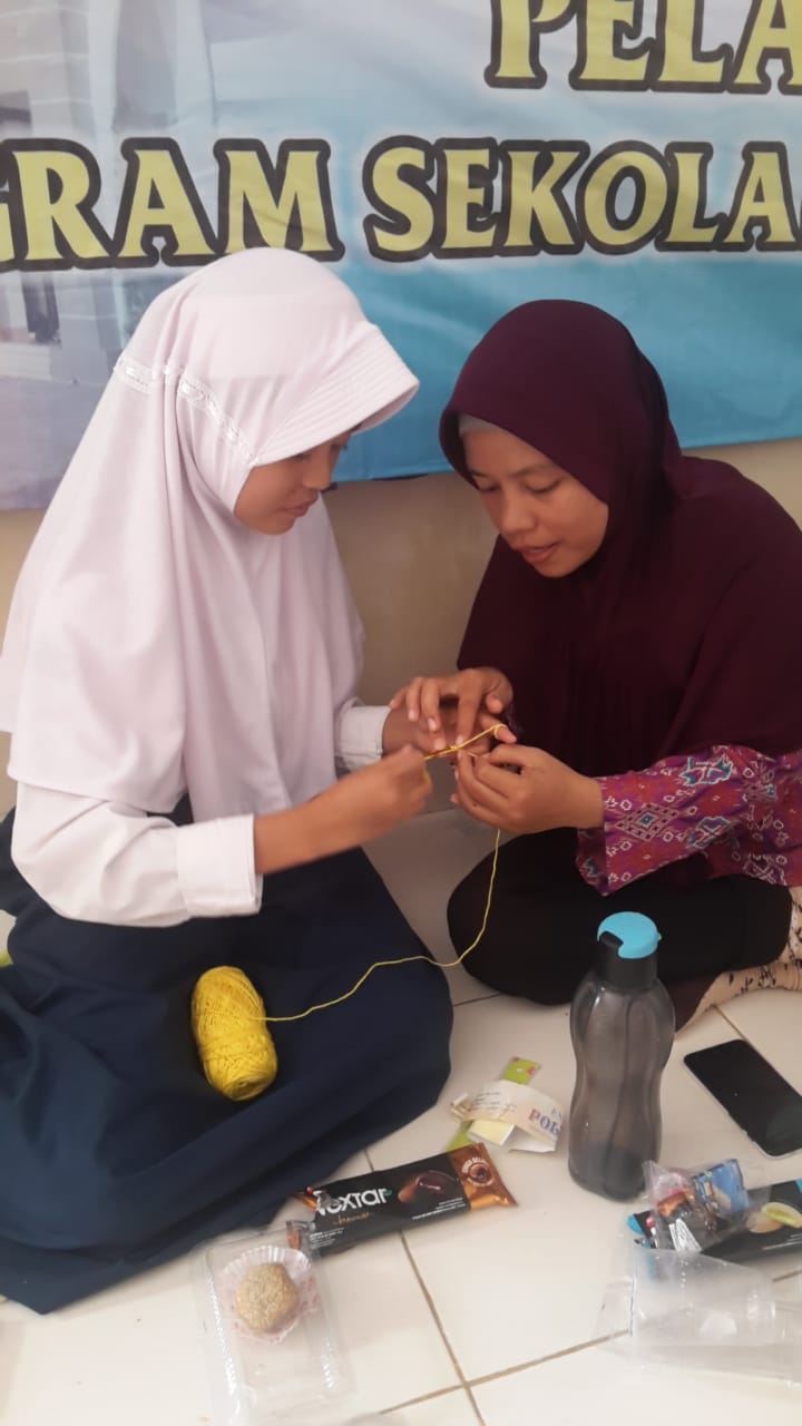 Proses awal merajut membuat dompet koin