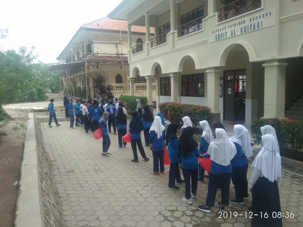 Persiapan siswa untuk membersihkan sampah lingkungan