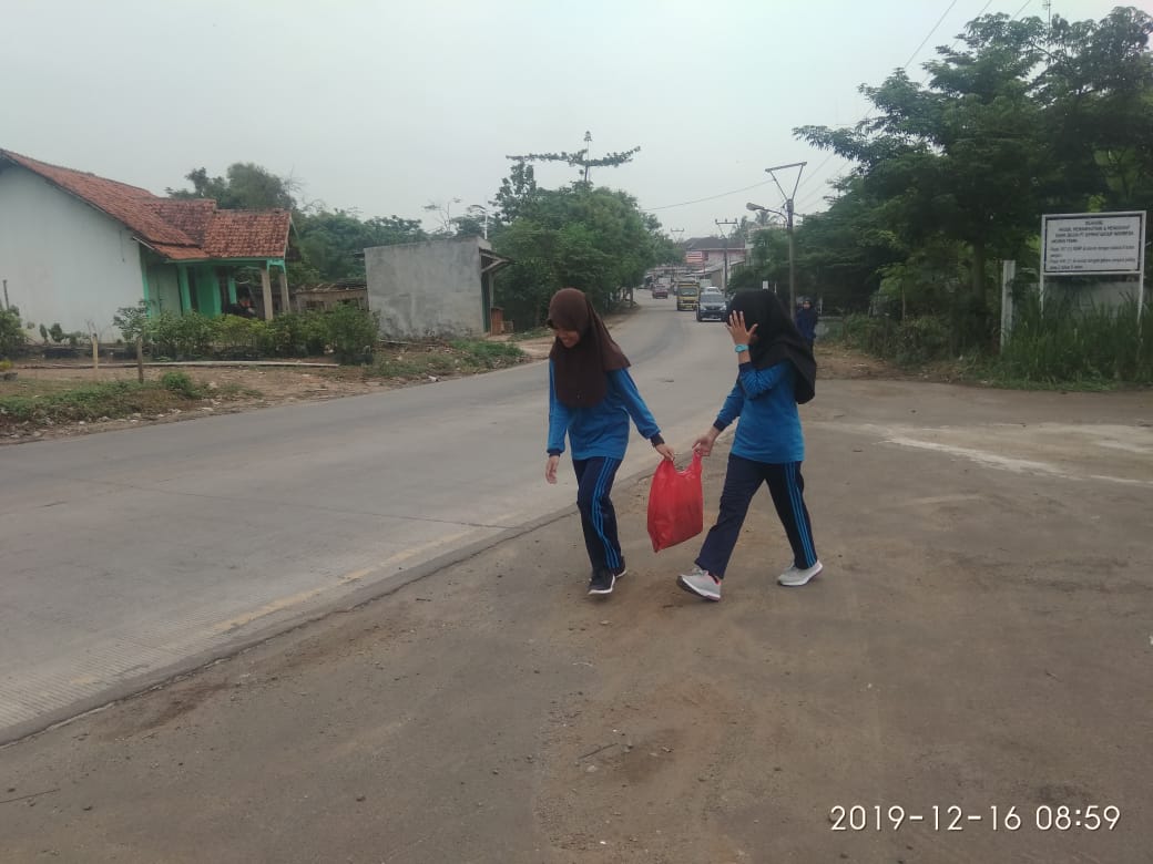 Aksi memunguti sampah di bahu jalan raya