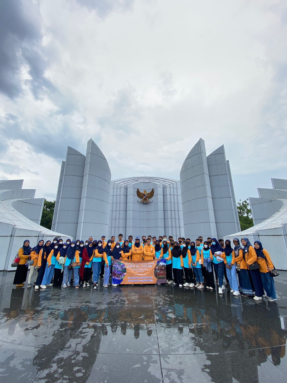 Siswa-siswi SMPIT Al-Ghifari mengunjungi Monumen Juang JABR