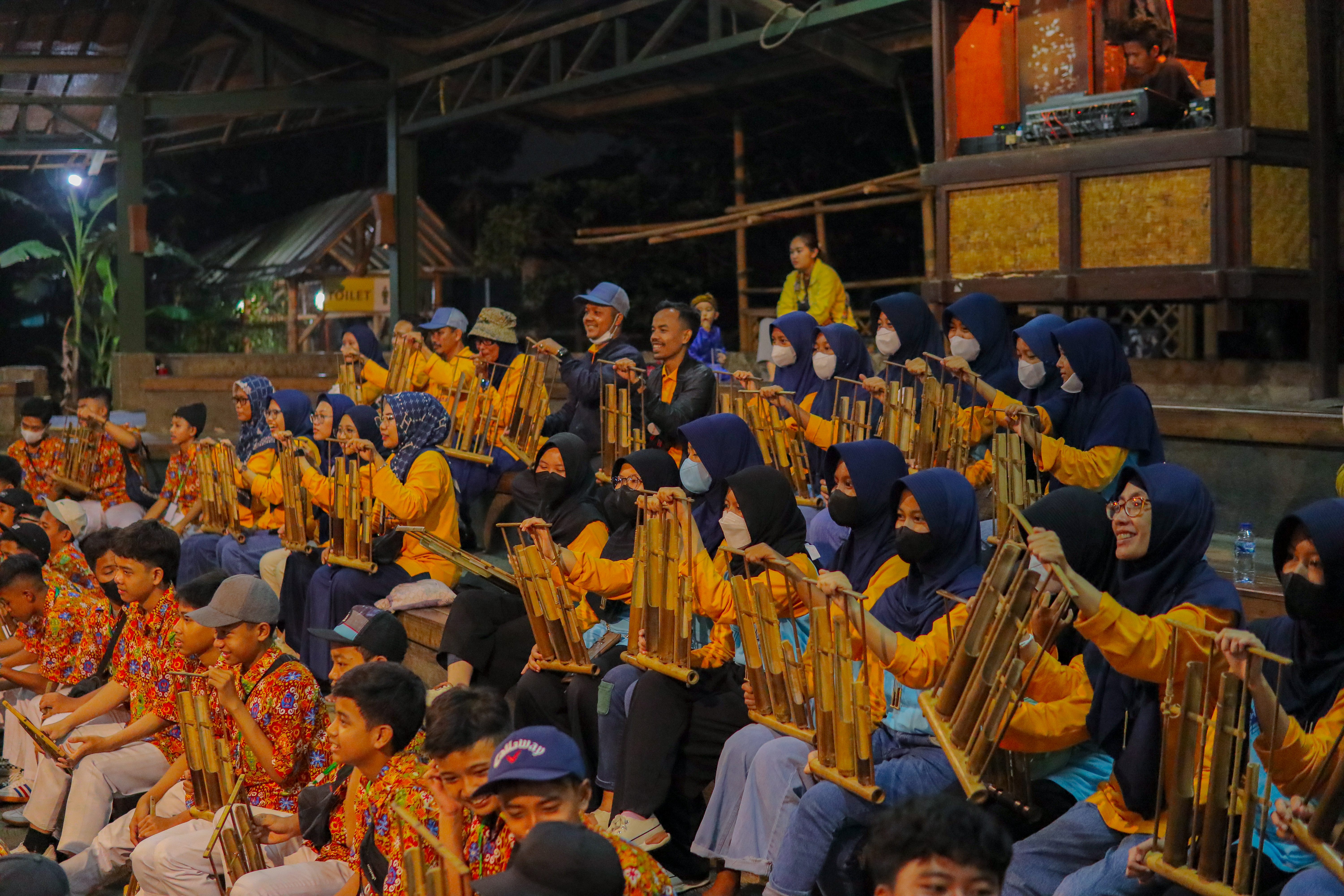 Siswa-siswi SMPIT Al-Ghifari mengunjungi Saung Angklung Udjo